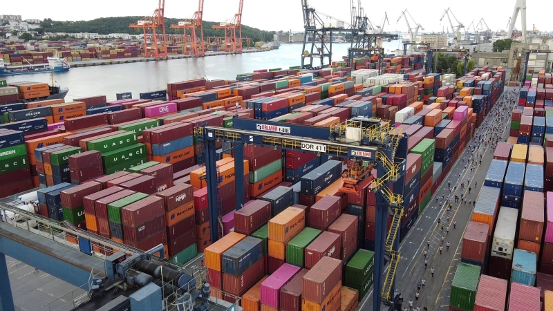 Terminal GCT w Porcie Gdynia stał się areną dla biegaczy. Kilkuset uczestników pierwszego biegu po terminalu kontenerowym w Polsce [foto, wideo]-GospodarkaMorska.pl