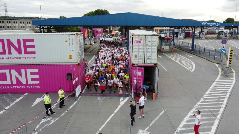 Terminal GCT w Porcie Gdynia stał się areną dla biegaczy. Kilkuset uczestników pierwszego biegu po terminalu kontenerowym w Polsce [foto, wideo]-GospodarkaMorska.pl