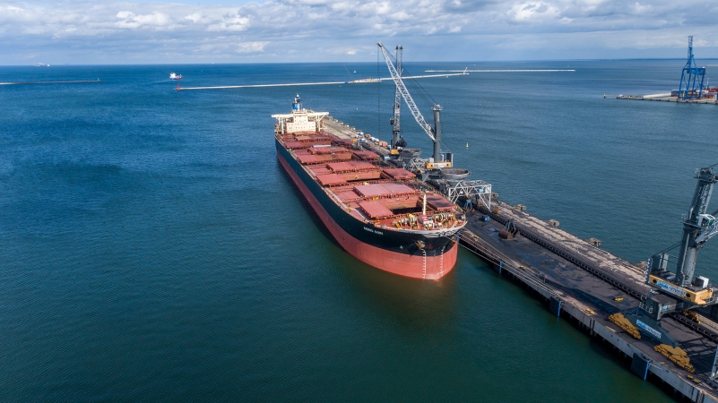 Rozładunek blisko 100 tysięcy ton węgla koksującego w Porcie Gdańsk [ZDJĘCIA, WIDEO]-GospodarkaMorska.pl