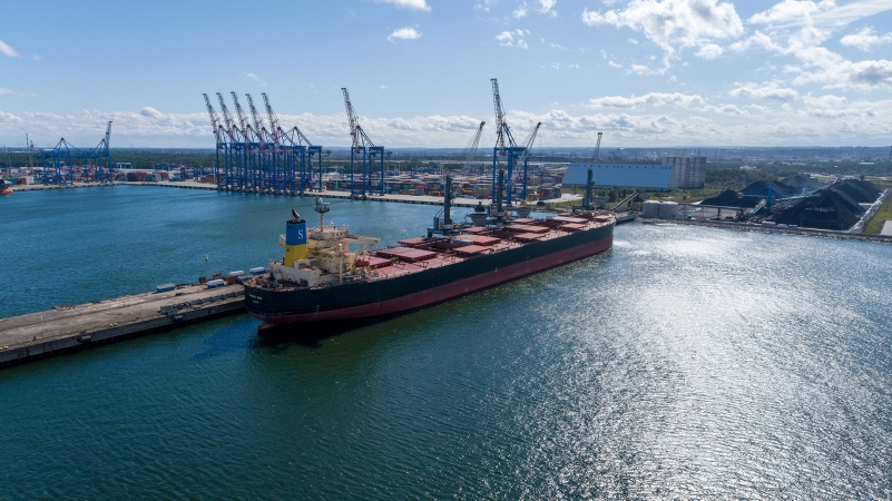 Rozładunek blisko 100 tysięcy ton węgla koksującego w Porcie Gdańsk [ZDJĘCIA, WIDEO]-GospodarkaMorska.pl
