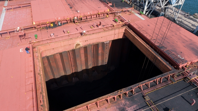 Rozładunek blisko 100 tysięcy ton węgla koksującego w Porcie Gdańsk [ZDJĘCIA, WIDEO]-GospodarkaMorska.pl