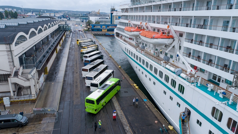 Wycieczkowiec Artania zawinął do Portu Gdynia [foto, wideo]-GospodarkaMorska.pl