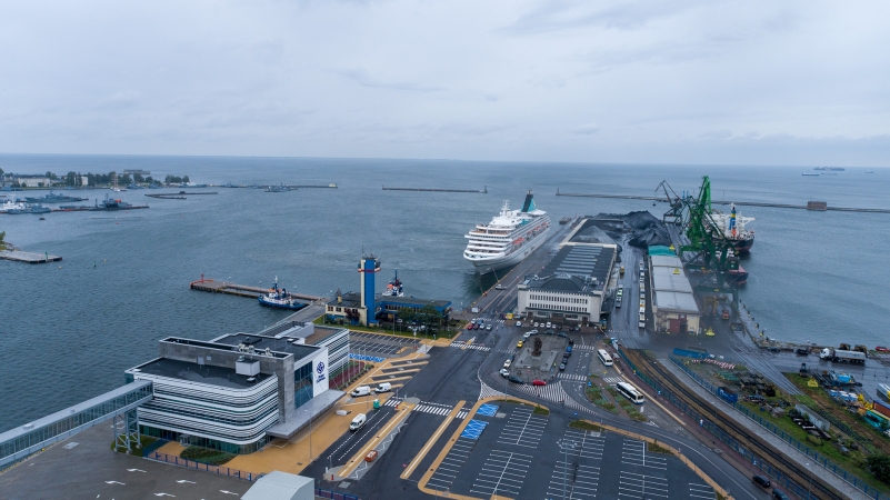 Wycieczkowiec Artania zawinął do Portu Gdynia [foto, wideo]-GospodarkaMorska.pl