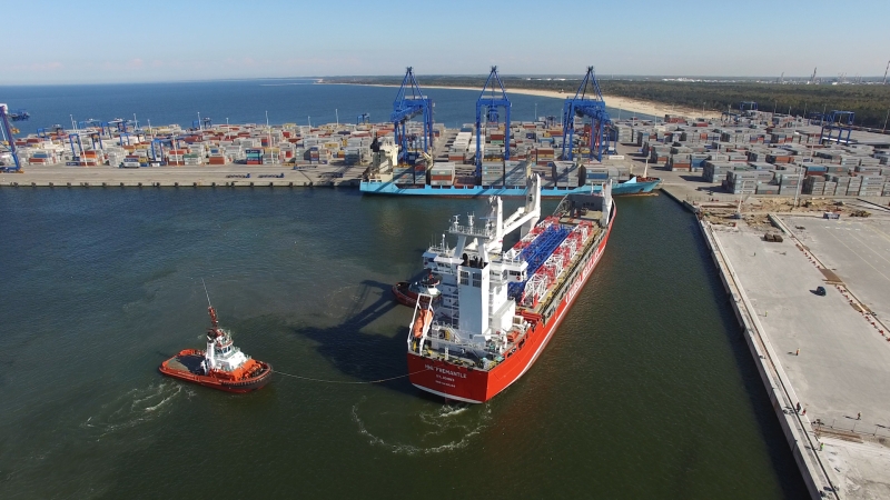 Na budowę termianlu T2 dotarły rekordowe suwnice STS-GospodarkaMorska.pl