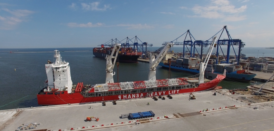 Na budowę termianlu T2 dotarły rekordowe suwnice STS-GospodarkaMorska.pl