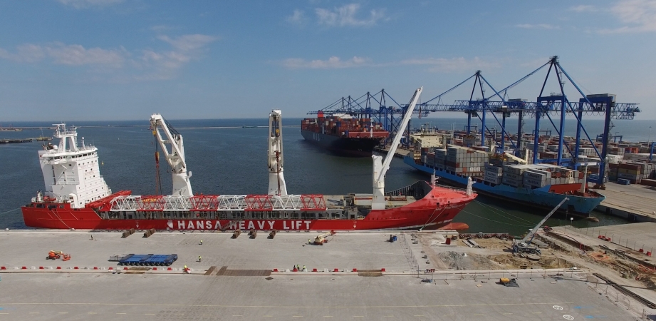 Na budowę termianlu T2 dotarły rekordowe suwnice STS-GospodarkaMorska.pl