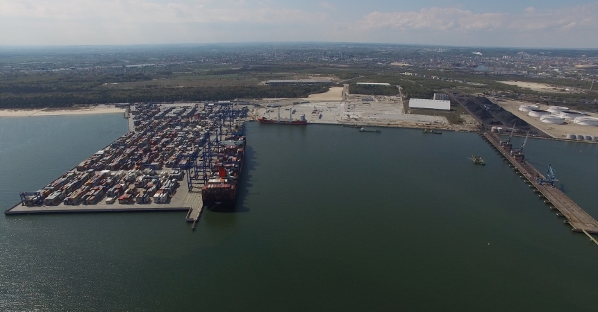 Na budowę termianlu T2 dotarły rekordowe suwnice STS-GospodarkaMorska.pl