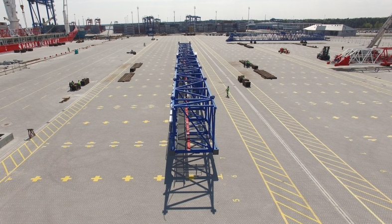 Na budowę termianlu T2 dotarły rekordowe suwnice STS-GospodarkaMorska.pl