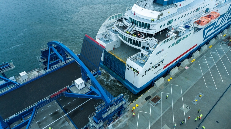 Prom Polferries zawinął do Portu Gdynia. Sukces próbnego cumowania, kolejny krok do bałtyckiego hubu promowego [WIDEO, ZDJĘCIA]-GospodarkaMorska.pl