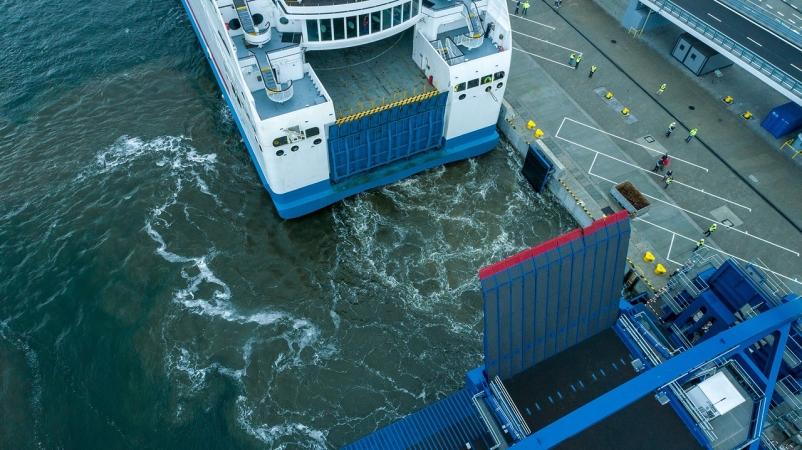 Prom Polferries zawinął do Portu Gdynia. Sukces próbnego cumowania, kolejny krok do bałtyckiego hubu promowego [WIDEO, ZDJĘCIA]-GospodarkaMorska.pl