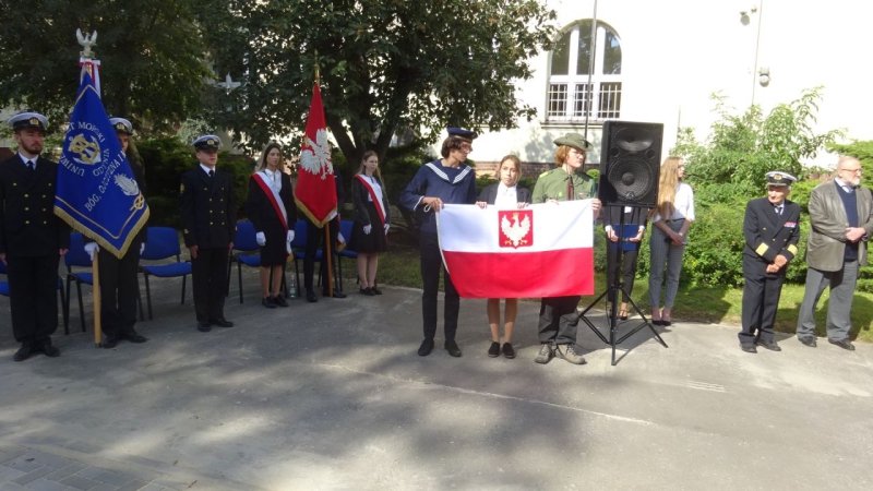 Białoczerwona ze srebrnym orłem. Replika bandery „Lwowa”  w Tczewie-GospodarkaMorska.pl