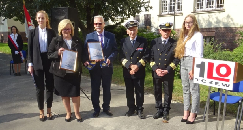 Białoczerwona ze srebrnym orłem. Replika bandery „Lwowa”  w Tczewie-GospodarkaMorska.pl