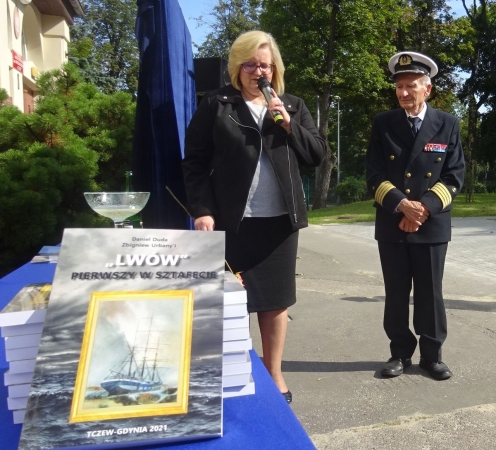 Białoczerwona ze srebrnym orłem. Replika bandery „Lwowa”  w Tczewie-GospodarkaMorska.pl