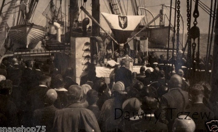 Białoczerwona ze srebrnym orłem. Replika bandery „Lwowa”  w Tczewie-GospodarkaMorska.pl