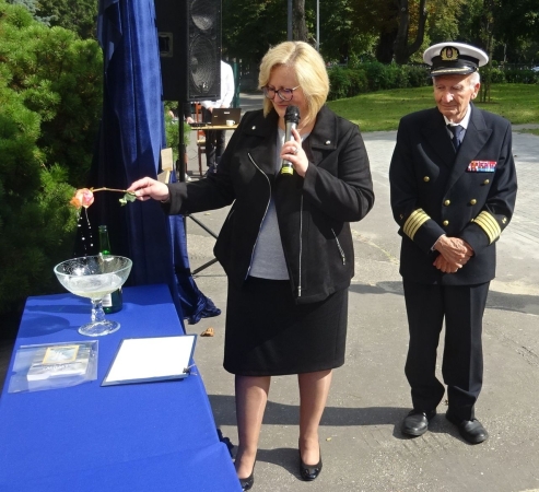 Białoczerwona ze srebrnym orłem. Replika bandery „Lwowa”  w Tczewie-GospodarkaMorska.pl