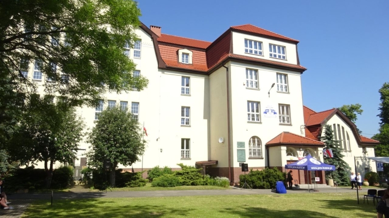 Białoczerwona ze srebrnym orłem. Replika bandery „Lwowa”  w Tczewie-GospodarkaMorska.pl