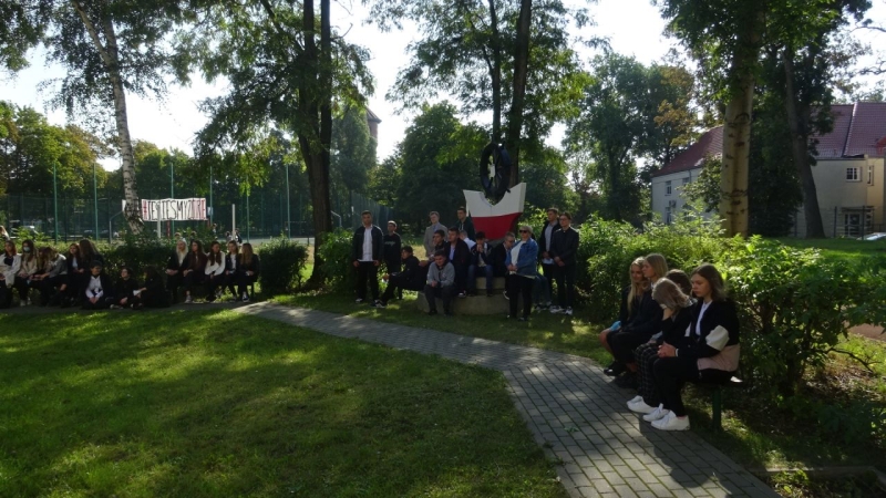 Białoczerwona ze srebrnym orłem. Replika bandery „Lwowa”  w Tczewie-GospodarkaMorska.pl