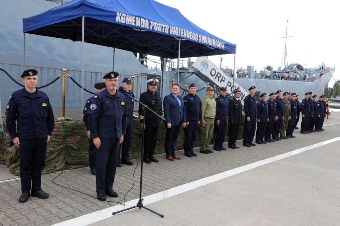 Polscy marynarze w zespole okrętów NATO [ZDJĘCIA]-GospodarkaMorska.pl