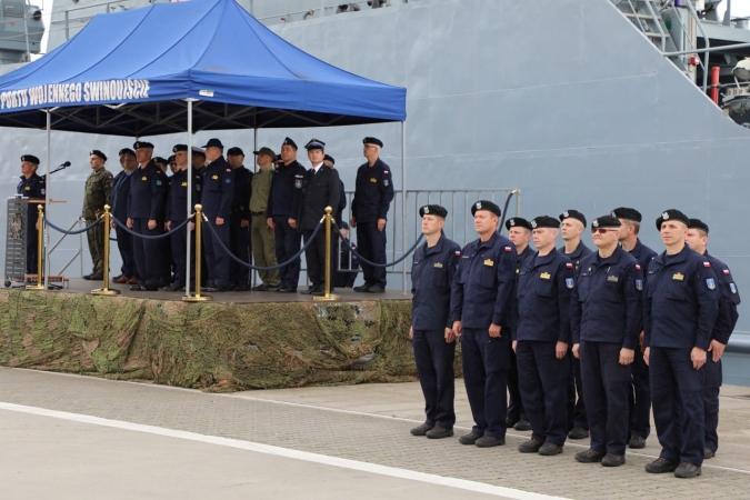 Polscy marynarze w zespole okrętów NATO [ZDJĘCIA]-GospodarkaMorska.pl