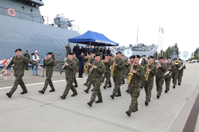 Polscy marynarze w zespole okrętów NATO [ZDJĘCIA]-GospodarkaMorska.pl