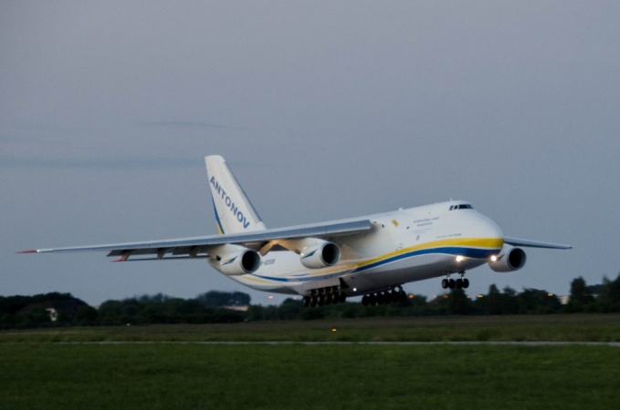 Kolos ze sprzętem MJR na gdyńskim lotnisku-GospodarkaMorska.pl