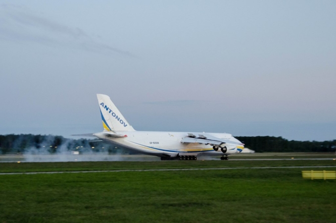 Kolos ze sprzętem MJR na gdyńskim lotnisku-GospodarkaMorska.pl