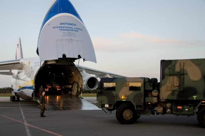 Kolos ze sprzętem MJR na gdyńskim lotnisku-GospodarkaMorska.pl