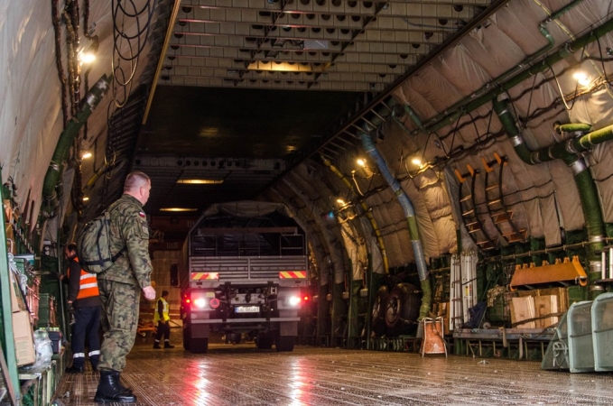Kolos ze sprzętem MJR na gdyńskim lotnisku-GospodarkaMorska.pl