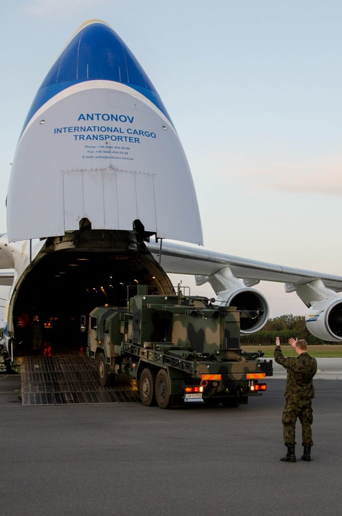 Kolos ze sprzętem MJR na gdyńskim lotnisku-GospodarkaMorska.pl