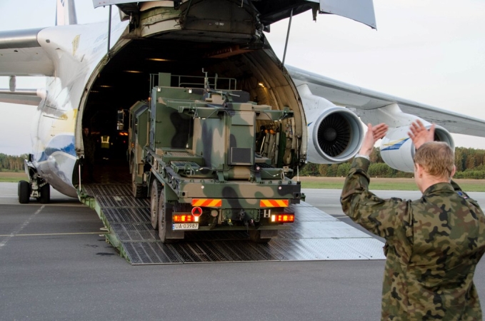Kolos ze sprzętem MJR na gdyńskim lotnisku-GospodarkaMorska.pl