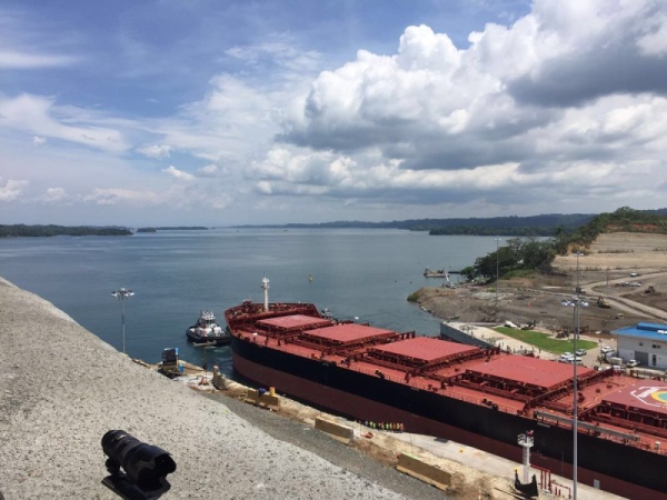 Pierwszy masowiec już przekroczył rozbudowany Kanał Panamski (foto)-GospodarkaMorska.pl