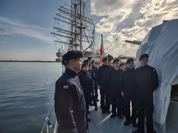 Podchorążowie AMW poznawali historię Marynarki Wojennej RP [ZDJĘCIA]-GospodarkaMorska.pl