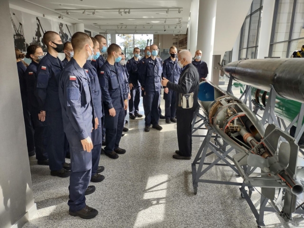 Podchorążowie AMW poznawali historię Marynarki Wojennej RP [ZDJĘCIA]-GospodarkaMorska.pl