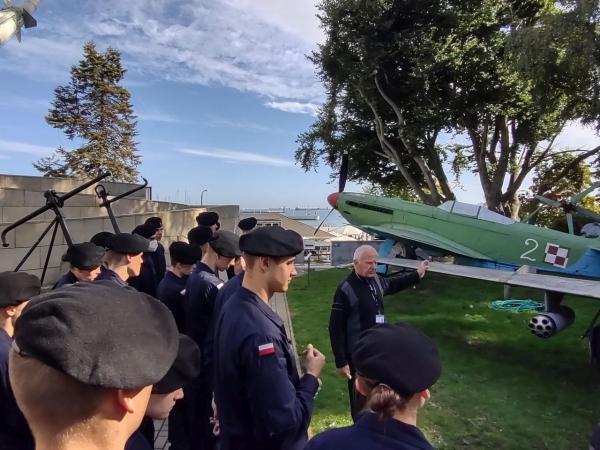 Podchorążowie AMW poznawali historię Marynarki Wojennej RP [ZDJĘCIA]-GospodarkaMorska.pl