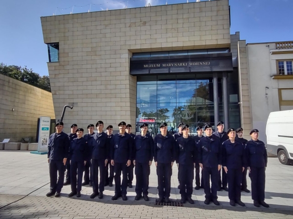 Podchorążowie AMW poznawali historię Marynarki Wojennej RP [ZDJĘCIA]-GospodarkaMorska.pl