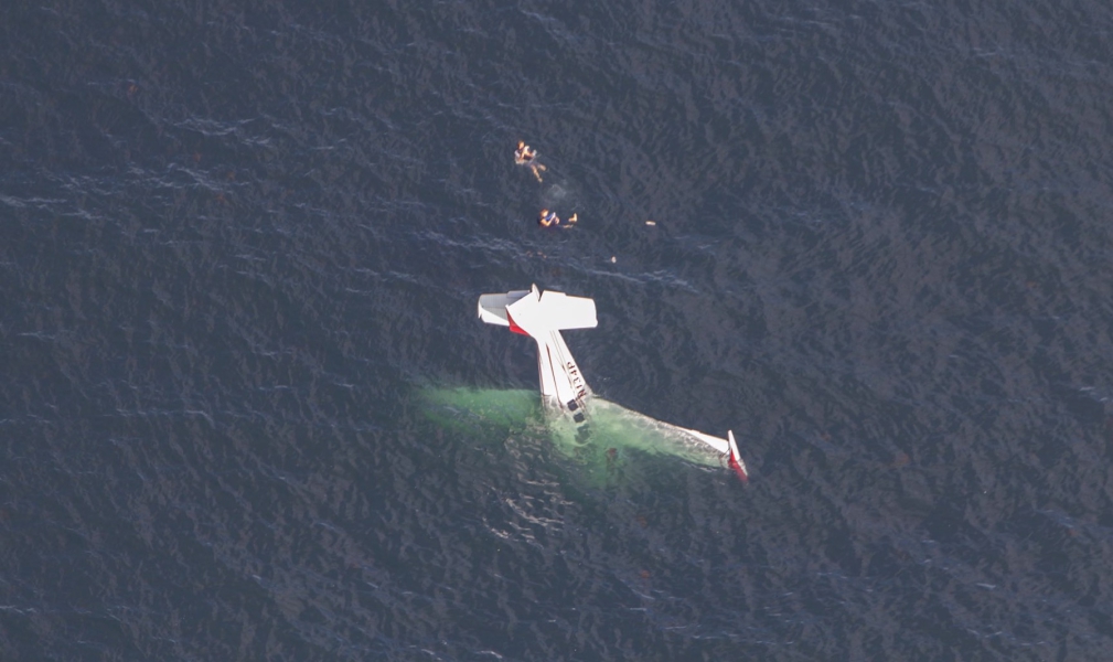 Авиакатастрофа за штурвалом. Самолет упал в тихий океан. Самолет под водой. Самолёты которые упали в океан.